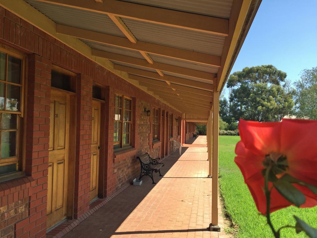 Coonawarra Place Motor Inn Exterior photo